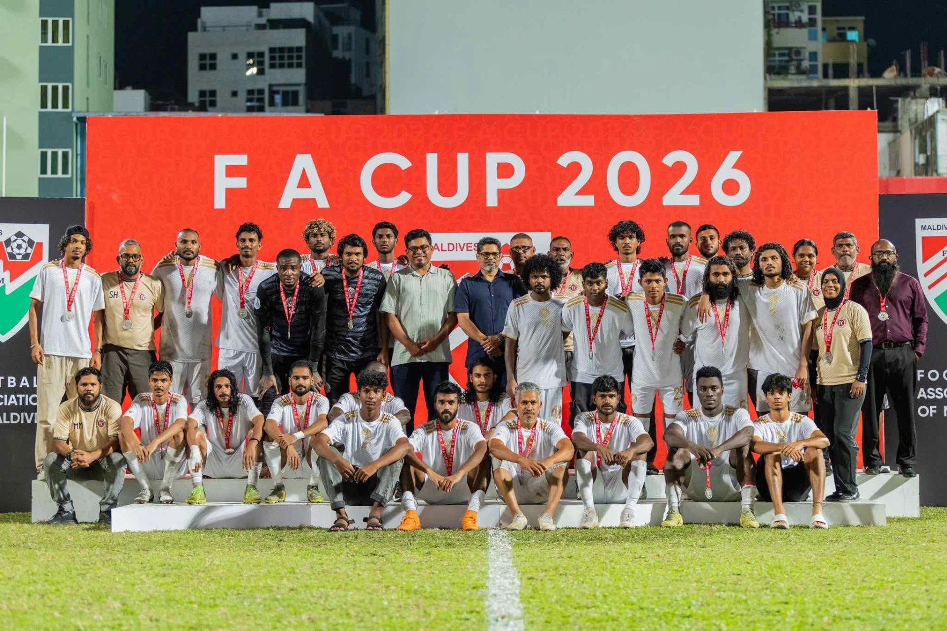 އެފްއޭ ކަޕްގެ ދެ ވަނަ ހޯދި ޓީސީ ސްޕޯޓްސް ކްލަބް. މިއީ އެފްއޭ ކަޕްގެ ފައިނަލުގައި ޖެހިޖެހިގެން ޓީސީ ބަލިވި ތިން ވަނަ ފަހަރު. މި އަހަރުގެ އިތުރުން 2016 އަދި 2017 ވަނަ އަހަރުގެ އެފްއޭ ކަޕްގެ ފައިނަލުގައި ވެސް ޓީސީ އަށް ވަނީ ބަދުނަސީބާ ކުރިމަތިލާން ޖެހިފައި. ފޮޓޯ: އެފްއޭއެމް